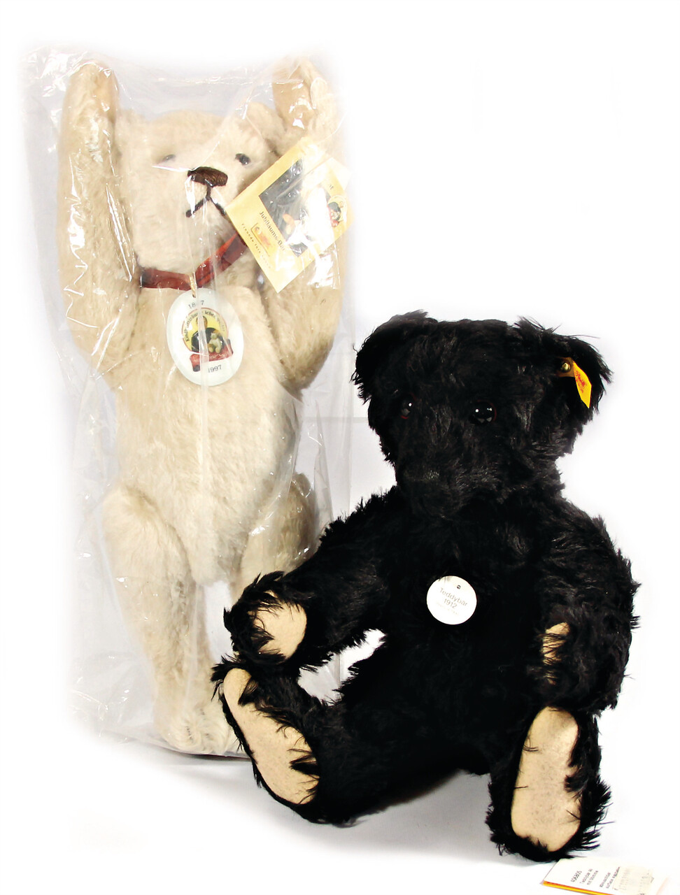 Dünnes Dreckiges Mädel Spielt Mit Einem Grossen Teddy Bär Dünnes Dreckiges Mädel Spielt Mit Einem Grossen Teddy Bär